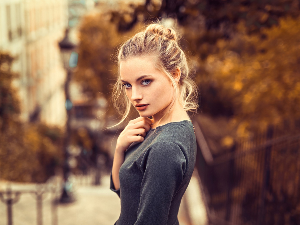 Красивая голубоглазая блондинка в сером платье