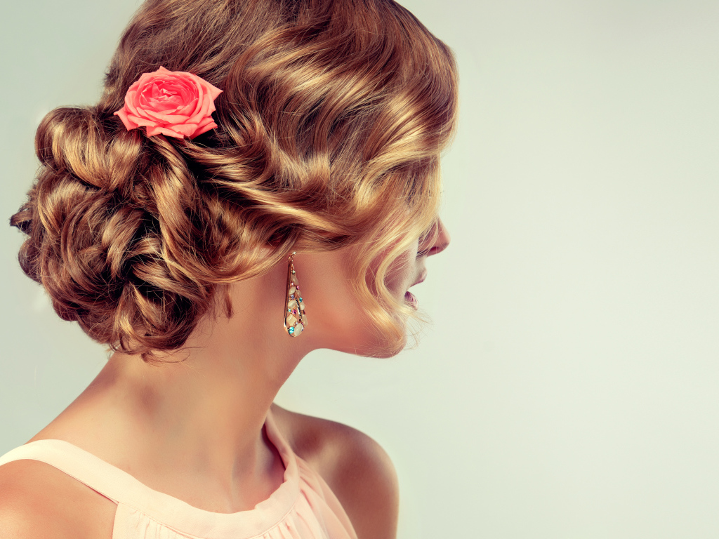 Красивая вечерняя прическа на волосах у девушки 