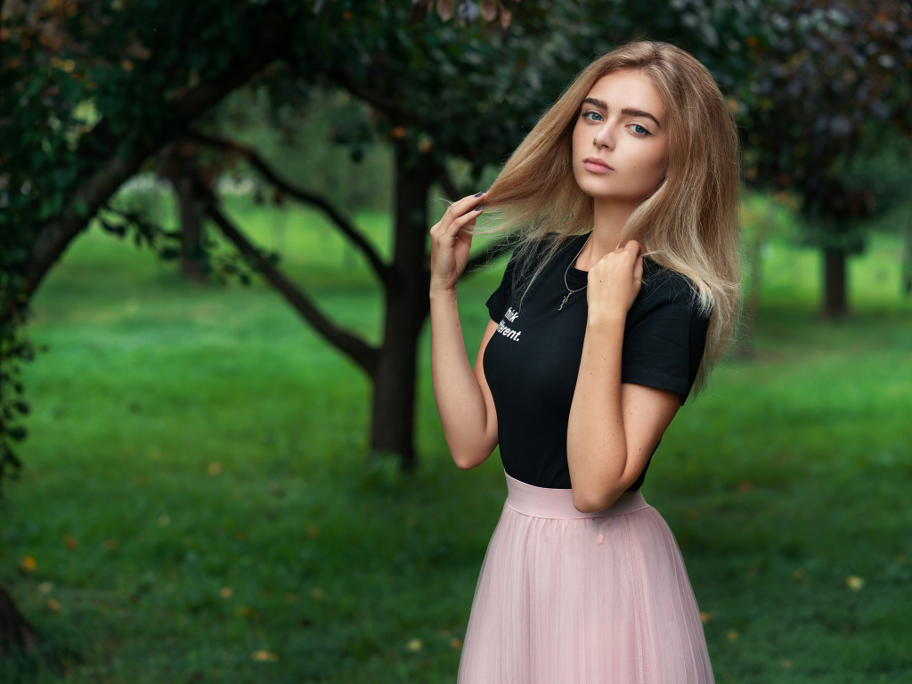 Красивая девушка в костюме в парке