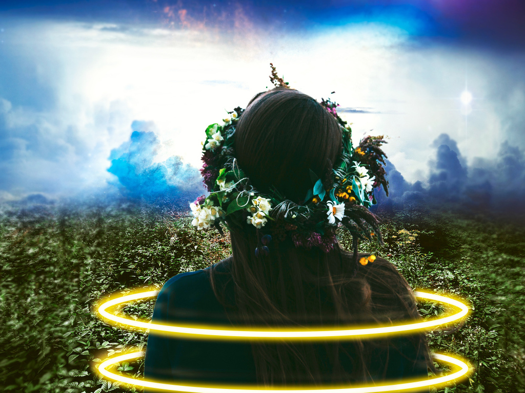 Красивая девушка с венком на голове в желтых кругах