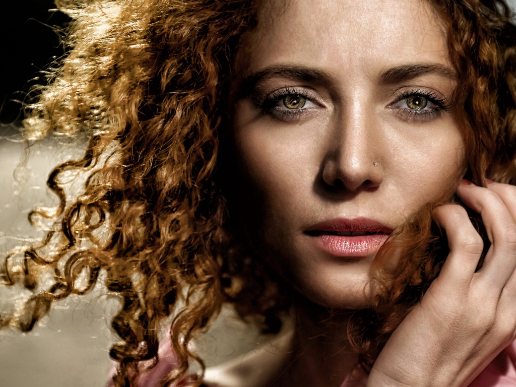 Красивая девушка с волнистыми волосами 