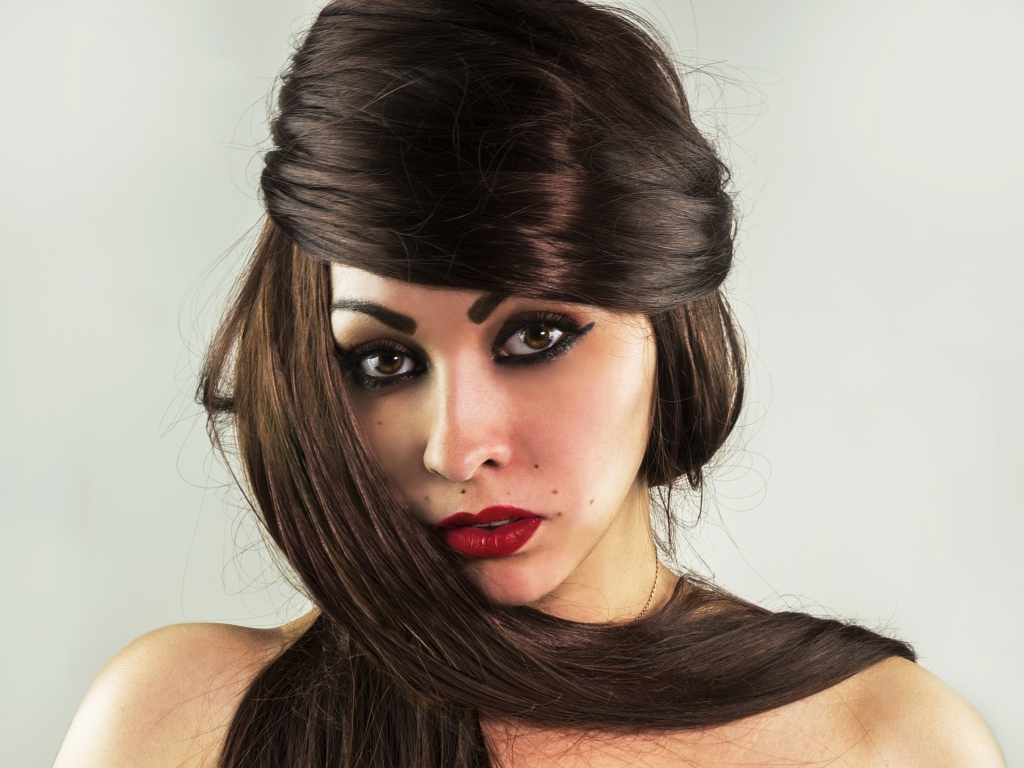 Красивые длинные волосы у девушки с накрашенным лицом