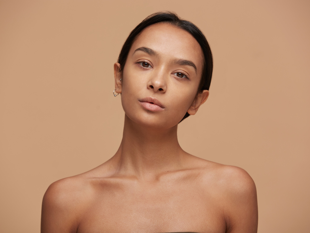 Красивая настоящая девушка с карими глазами