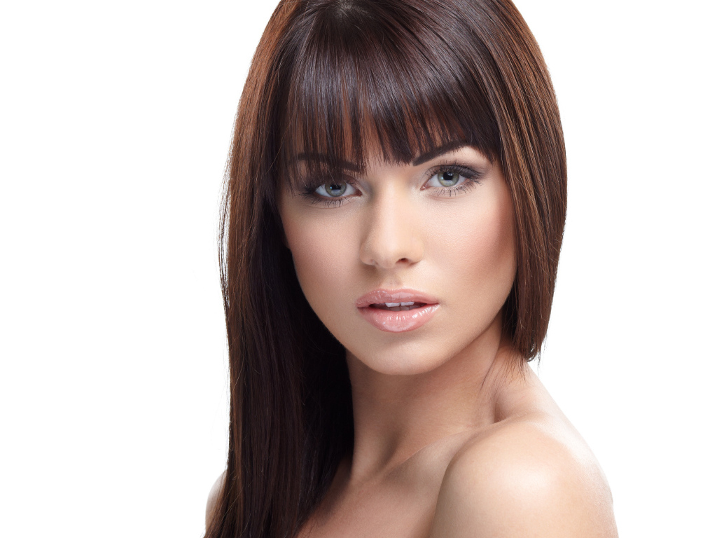 Красивая настоящая девушка с длинными волосами на белом фоне