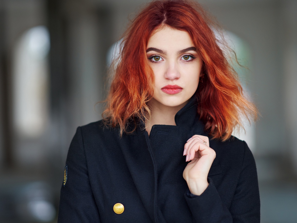 Красивая рыжеволосая девушка в черном пальто 