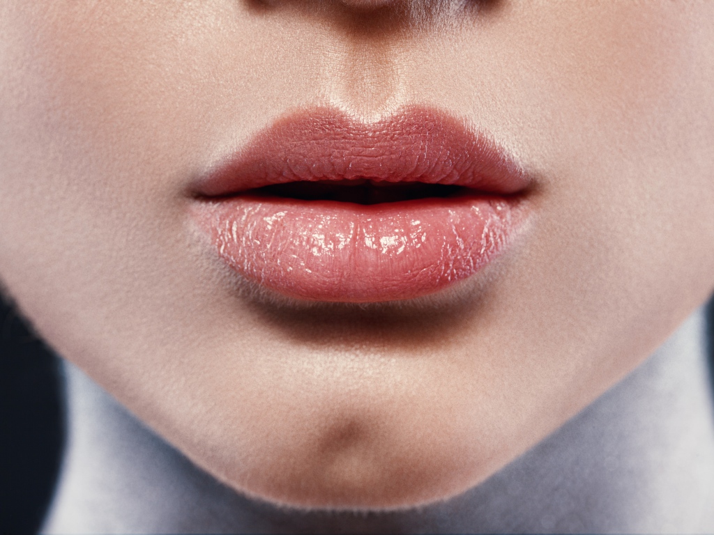 Красивые нежные розовые губы девушки