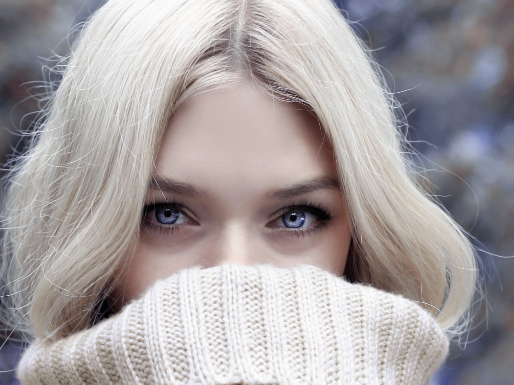 Голубоглазая девушка в белом свитере 