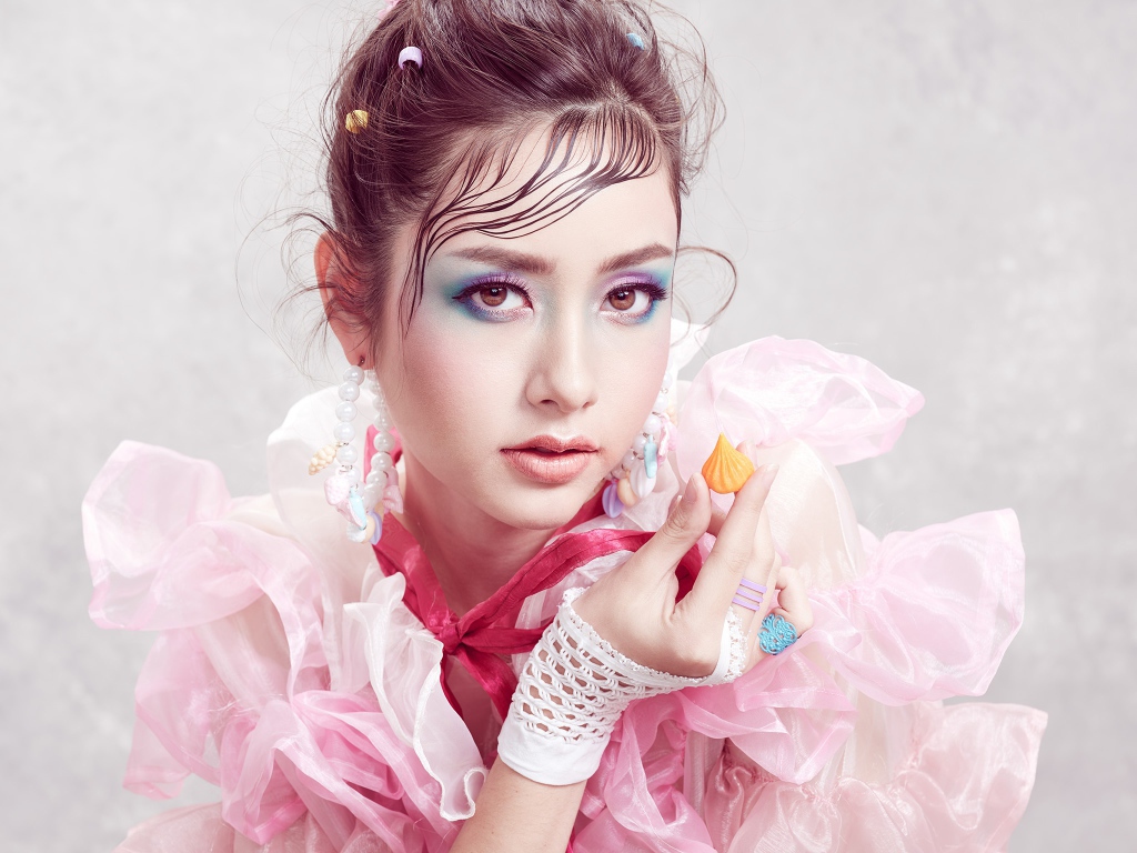 Ярка девушка азиатка с макияжем на лице 