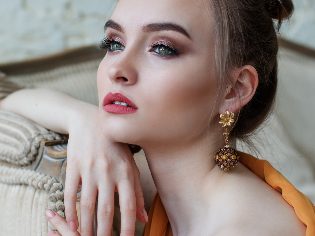 Яркая красивая молодая девушка с идеальным лицом