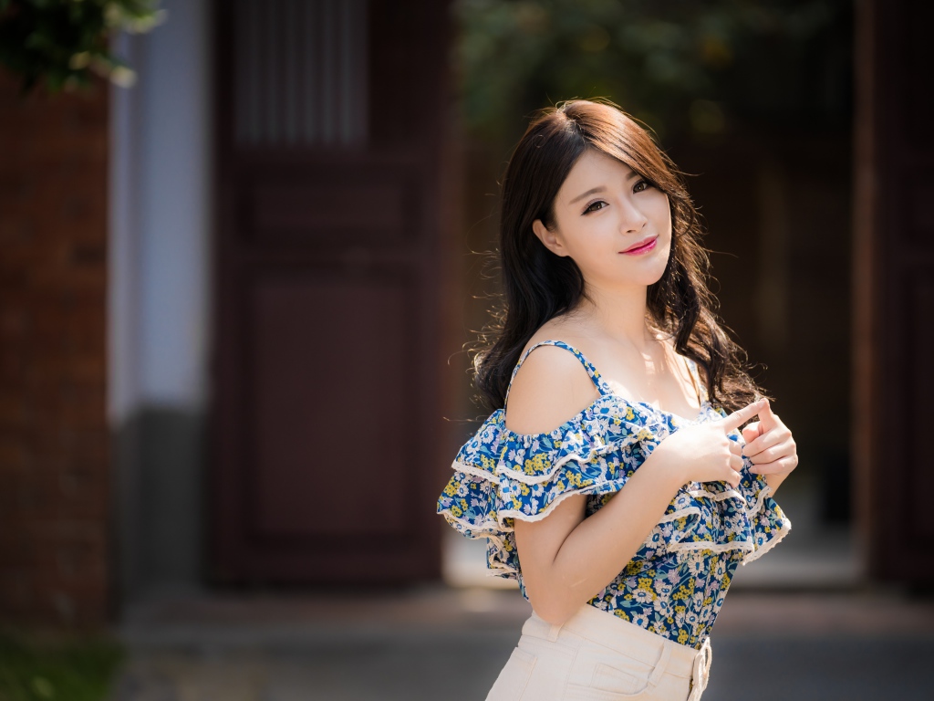 Милая девушка азиатка с длинными волосами