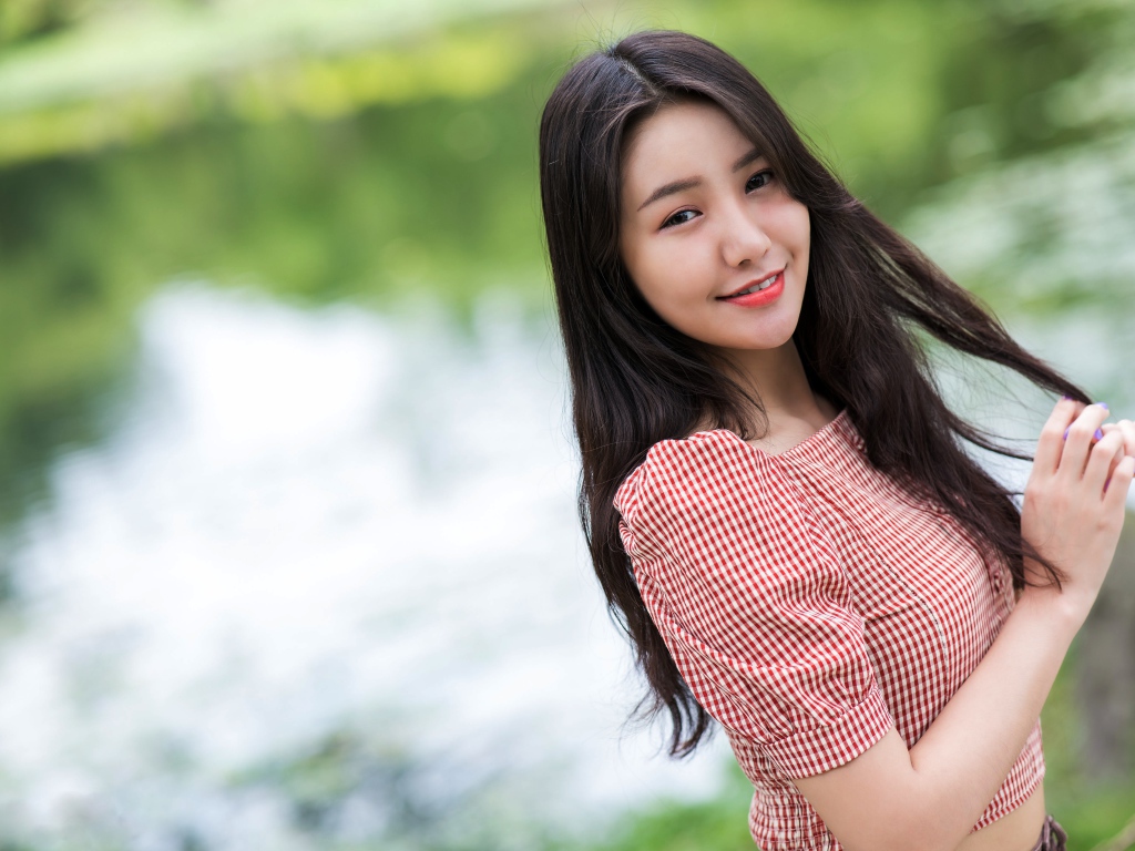 Милая улыбка молодой длинноволосой азиатки