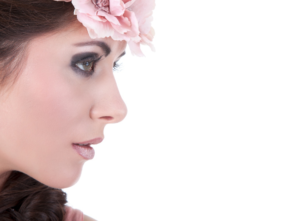 Лицо красивой девушка на белом фоне