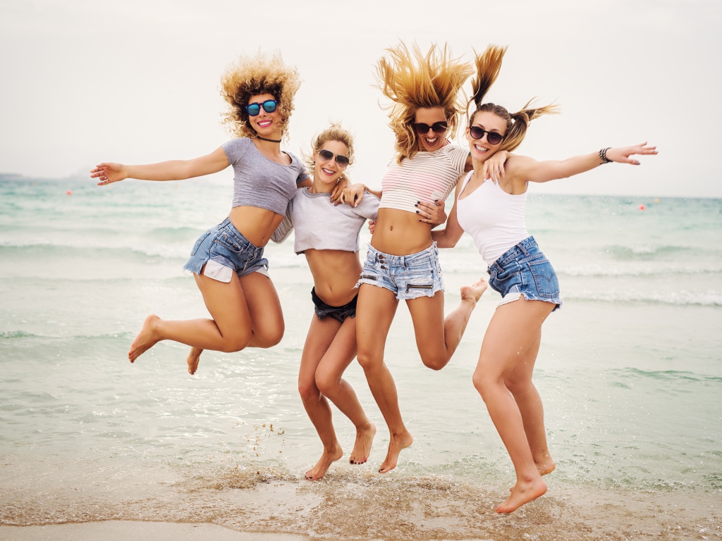 Четыре веселые девушки на берегу моря