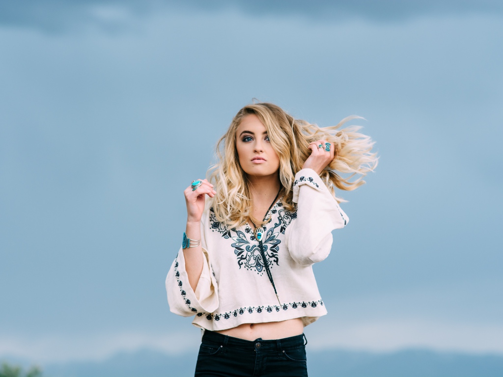 Девушка в красивой рубашке на фоне неба 