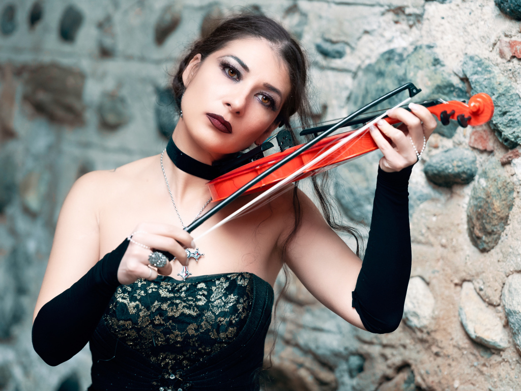 Девушка в черном платье со скрипкой в руке 