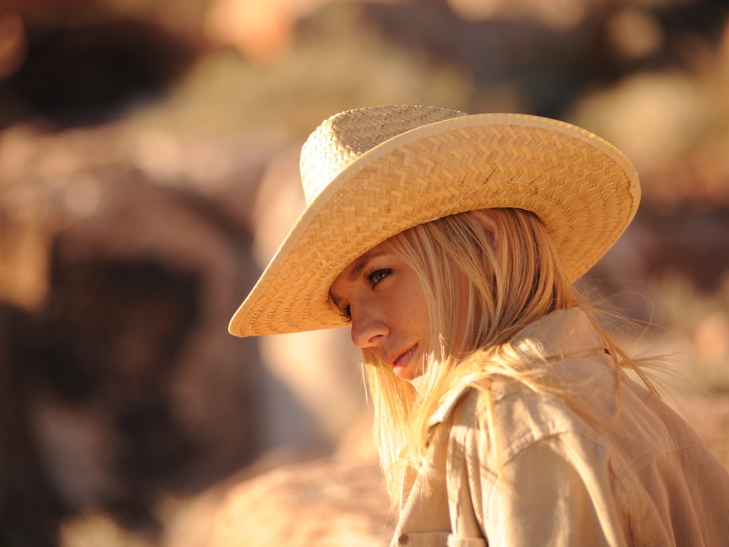 Девушка в ковбойской соломенной шляпе 