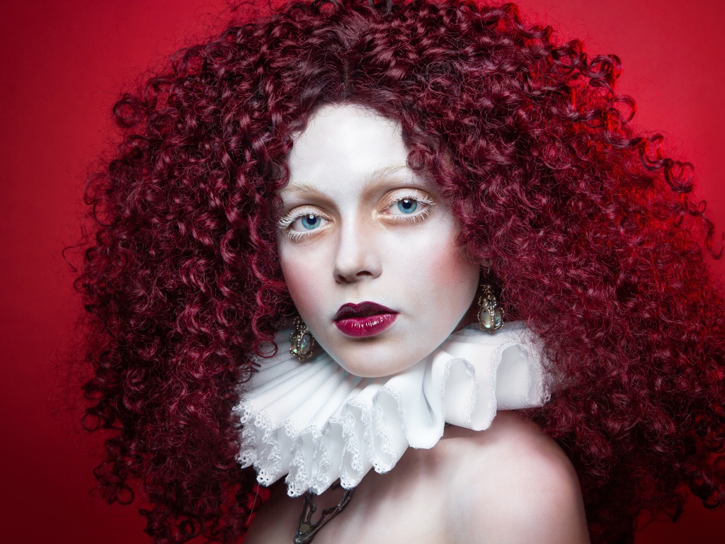 Девушка с красными кудрявыми волосами с белым воротником