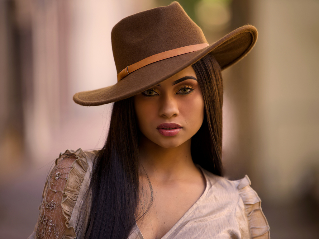Длинноволосая шатенка в шляпе