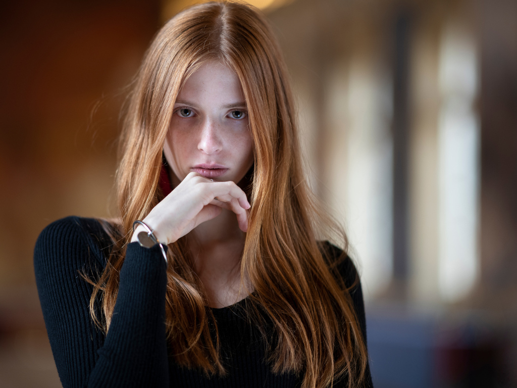 Милая девушка с длинными волосами без макияжа 