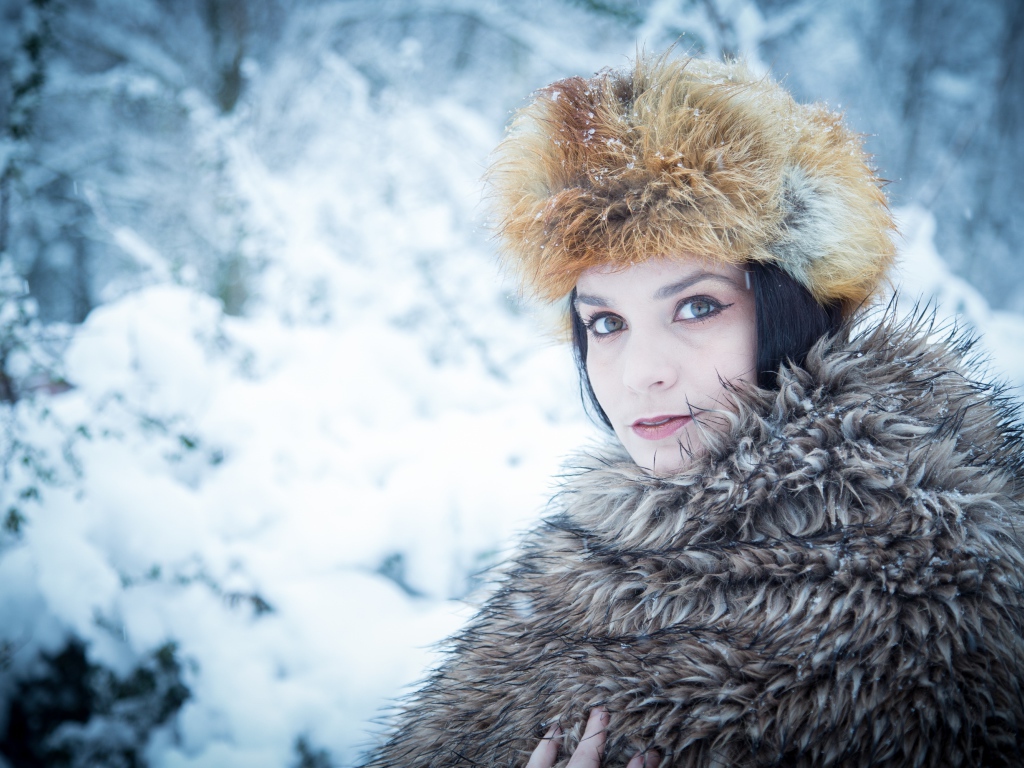Русская женщина  в меховой накидке зимой