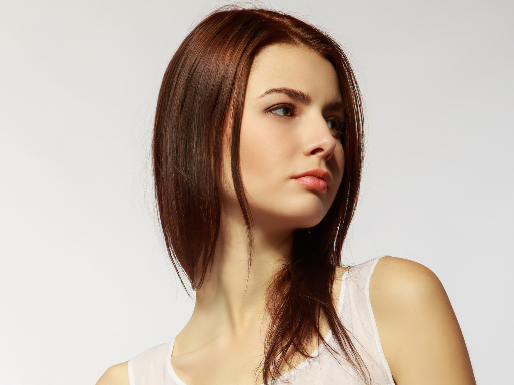 Грустный взгляд  молодой девушки 