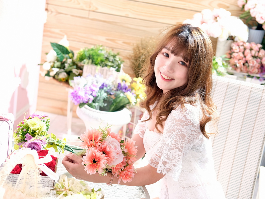 Улыбающаяся девушка азиатка в белом кружевном платье 