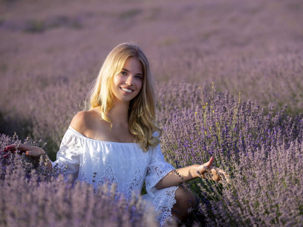 Улыбающаяся девушка в белом платье на лавандовом поле 