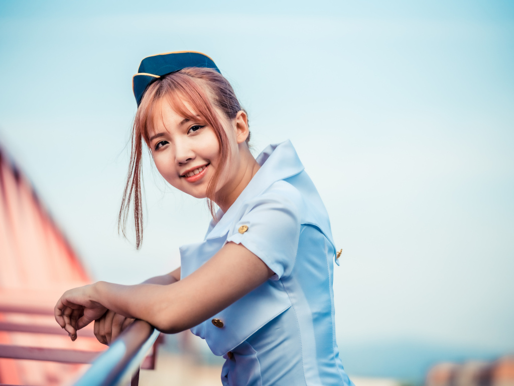 Девушка стюардесса в синей рубашке 