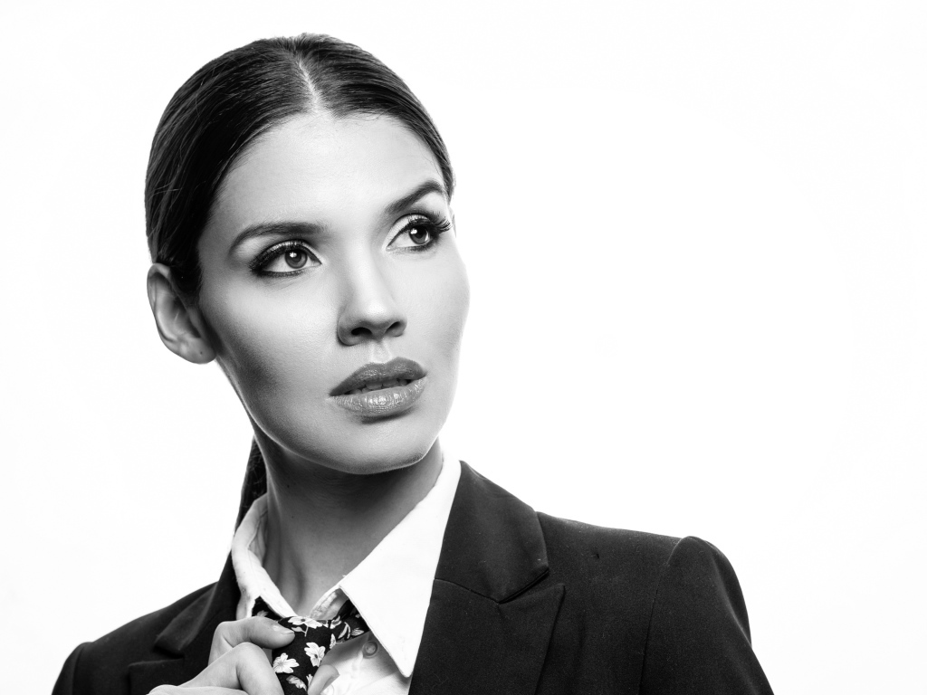 Стильная девушка в костюме на белом фоне