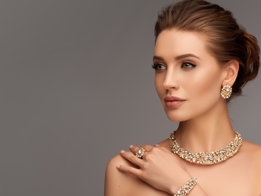 Стильная женщина с дорогими украшениями на теле 