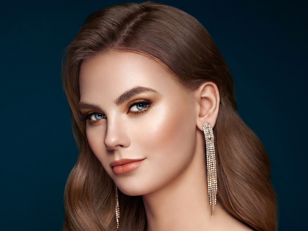 Лицо красивой голубоглазой девушки с длинными волосами