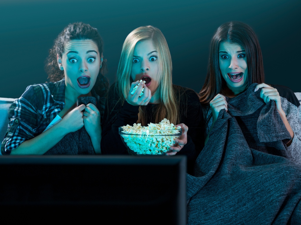 Три подруги смотрят фильм ужасов по телевизору 