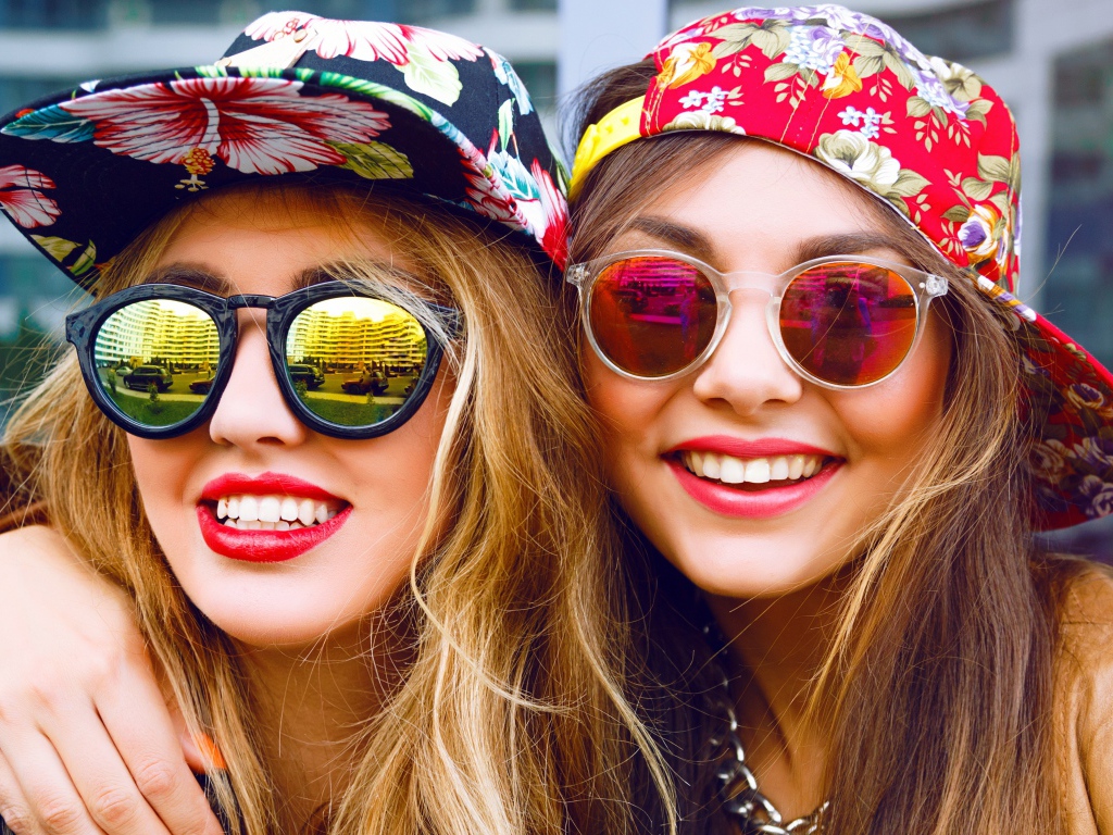 Две улыбающиеся девушки в солнечных лучах