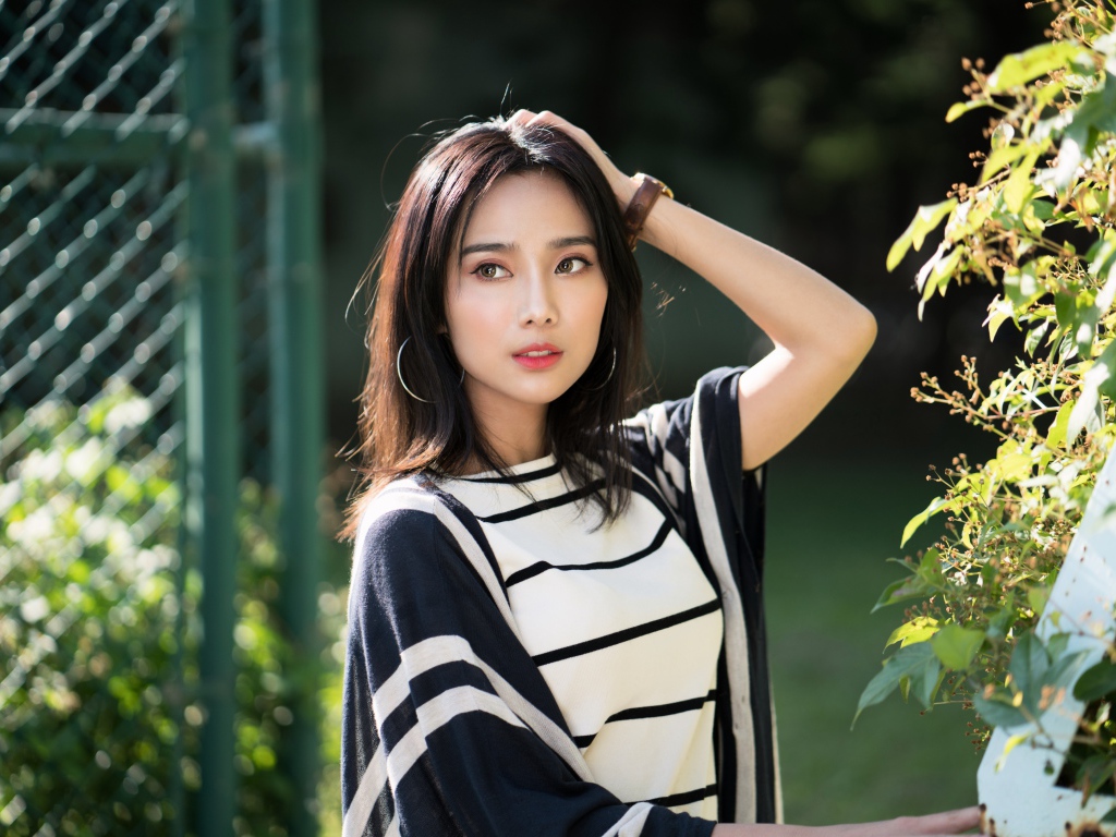 Молодая девушка азиатка с часами на руке