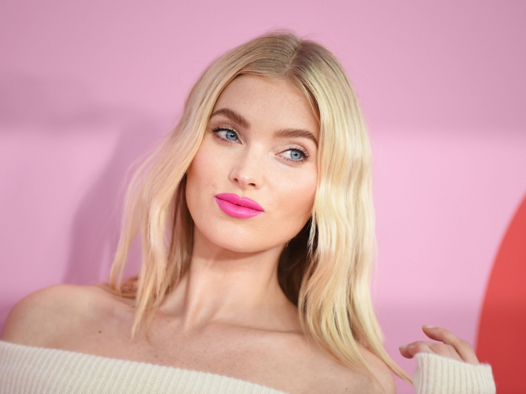 Красивая шведская топ модель Эльза Хоск на розовом фоне