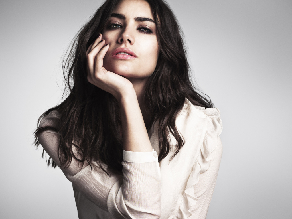 Южноафриканская модель Лорен Меллор на сером фоне