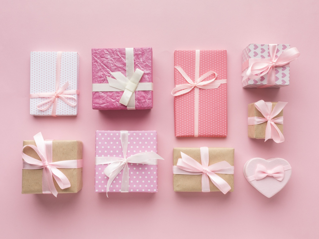 Много подарков на розовом фоне