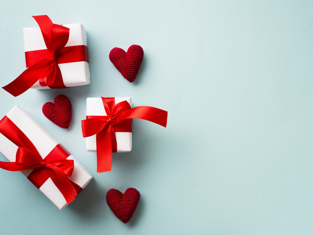 Подарки с красными сердечками на голубом фоне