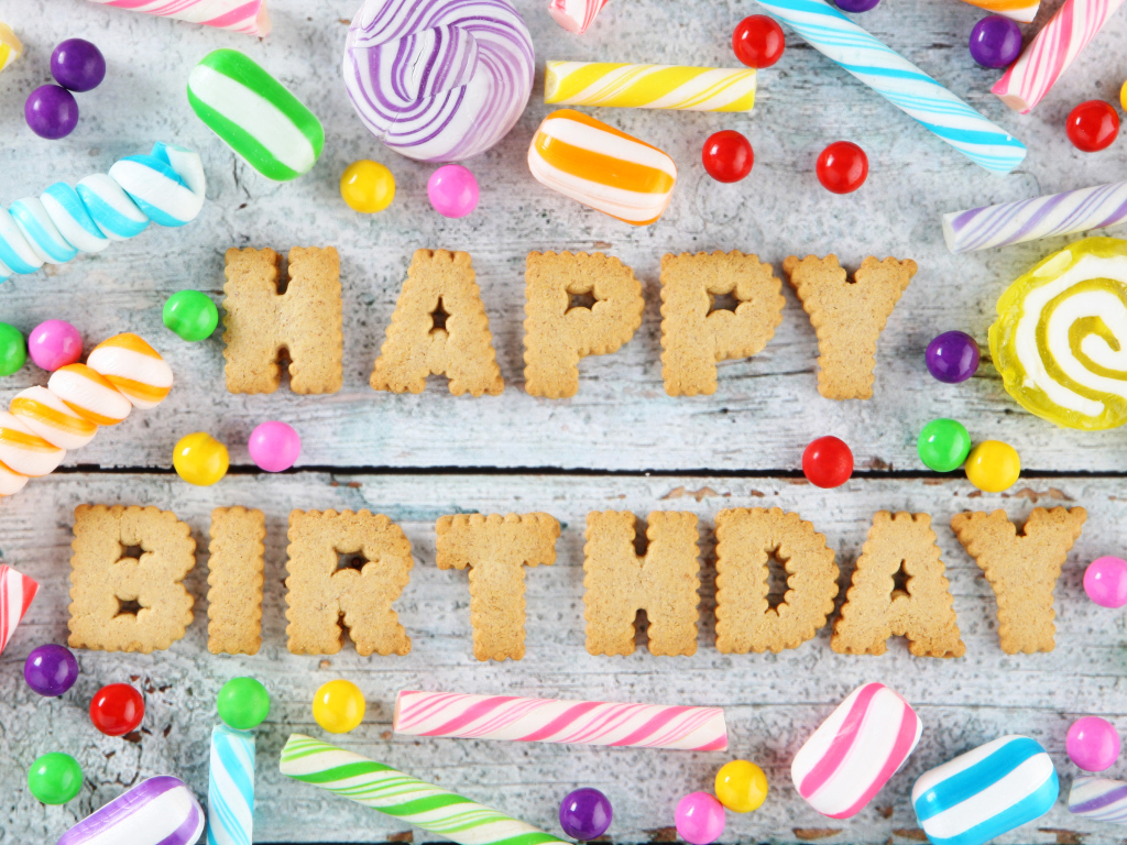 Печенье и конфеты на столе на День Рождения