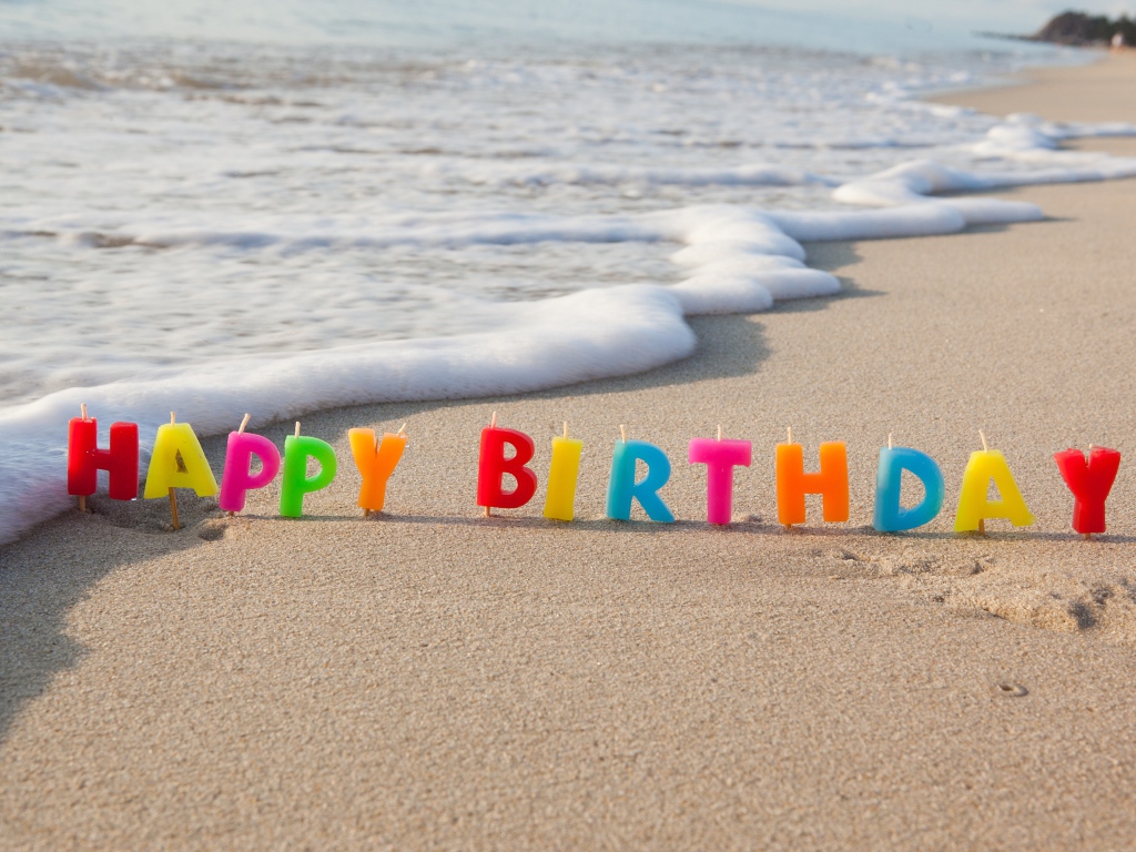 Свечки С Днем Рождения на морском песке