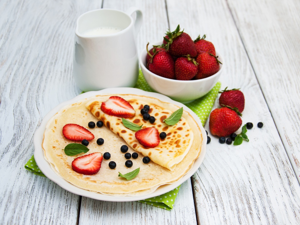 Тонкие блины с ягодами черники и клубники на праздник Масленица 2020