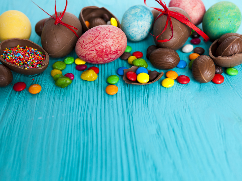 Шоколадные яйца и сладости на праздник Пасха
