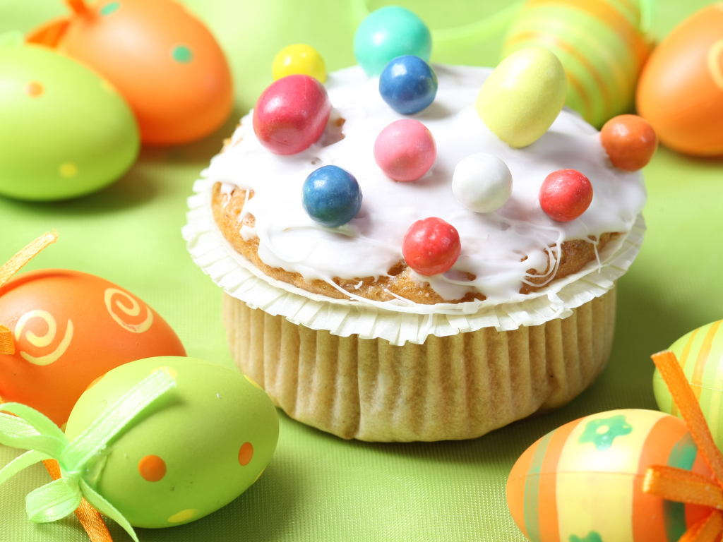 Вкусный кулич на столе с яйцами на Светлый праздник Пасха