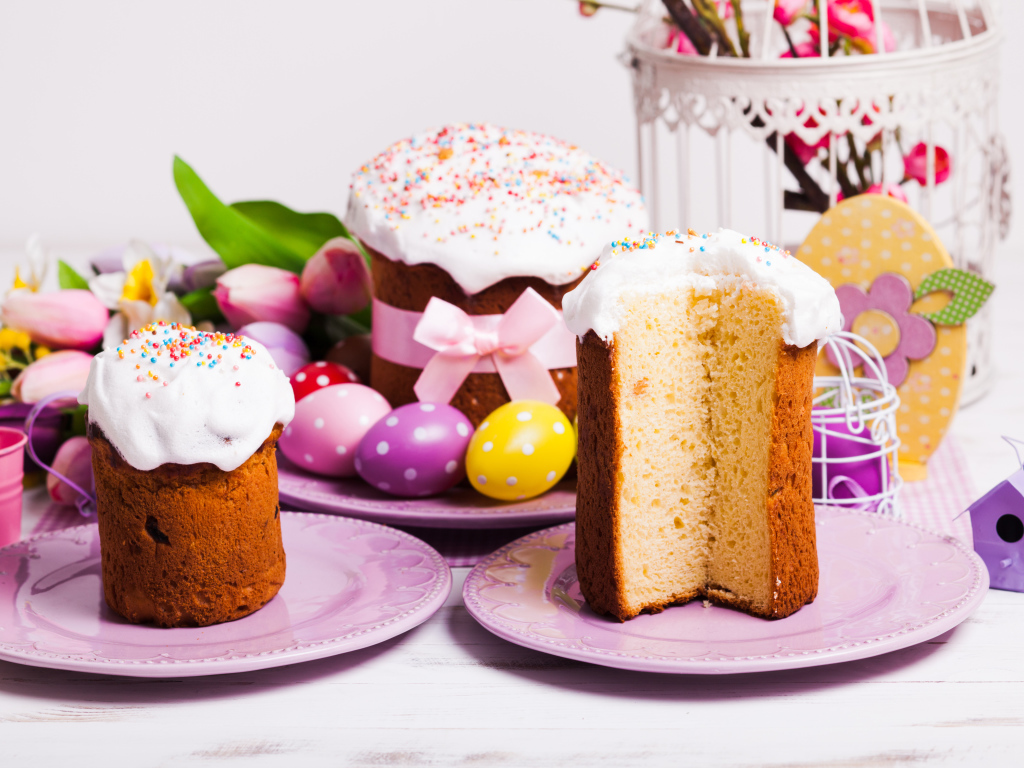 Вкусный ароматный кулич на столе с цветами на праздник Пасха 