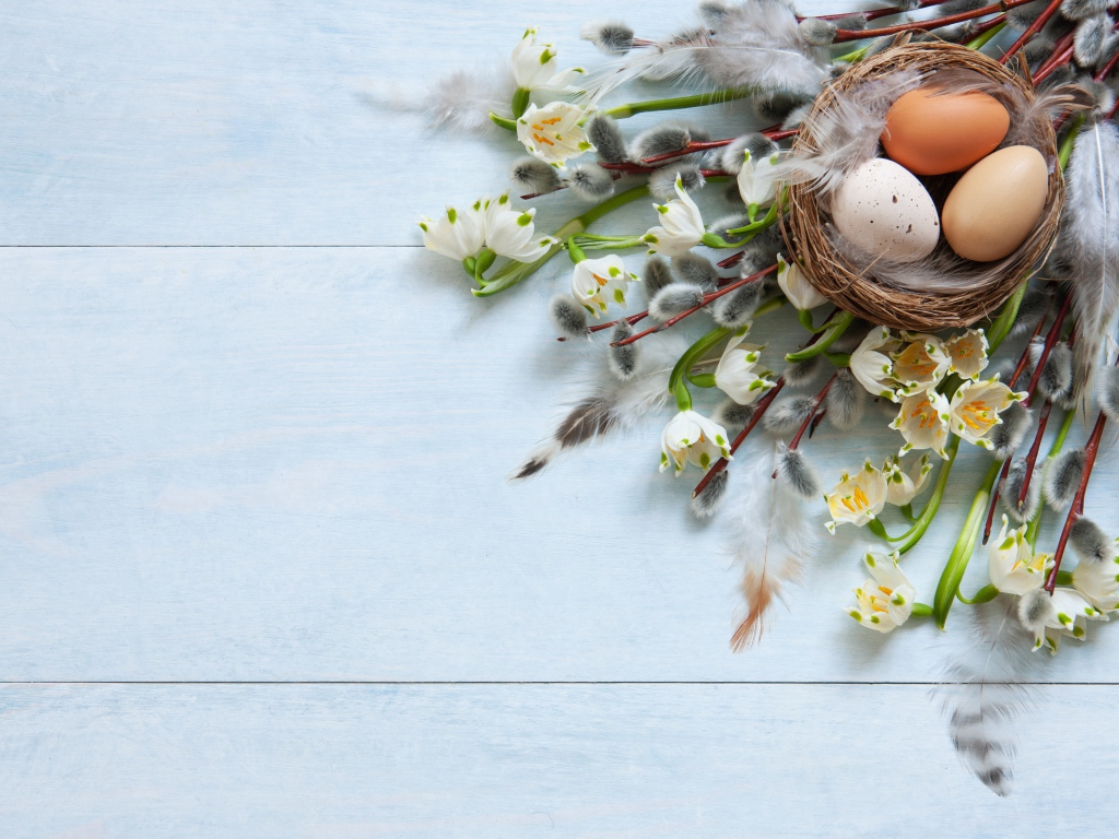 Яйца в гнезде на столе с ветками вербы на Пасху