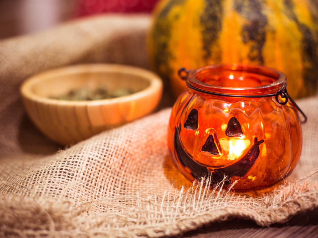 Светильник тыква на столе на праздник Хэллоуин