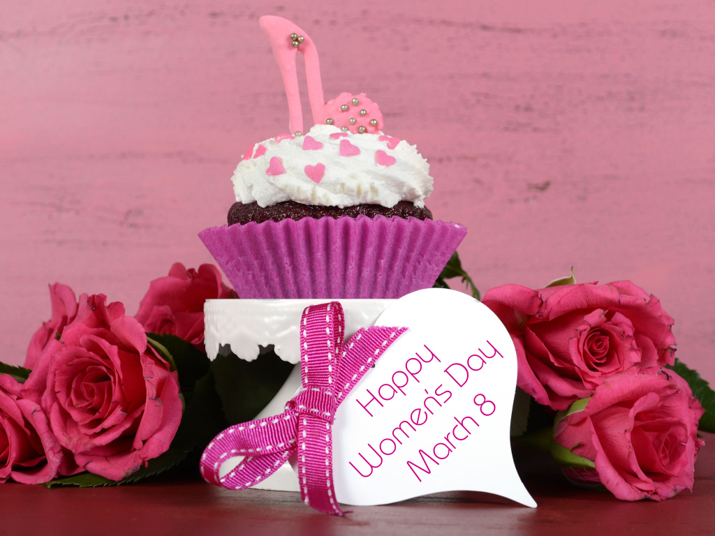 Сладкий кекс и цветы на Международный женский день 8 марта