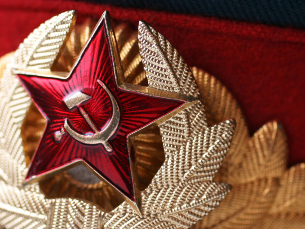 Красная звезда с серпом и молотом на фуражке 