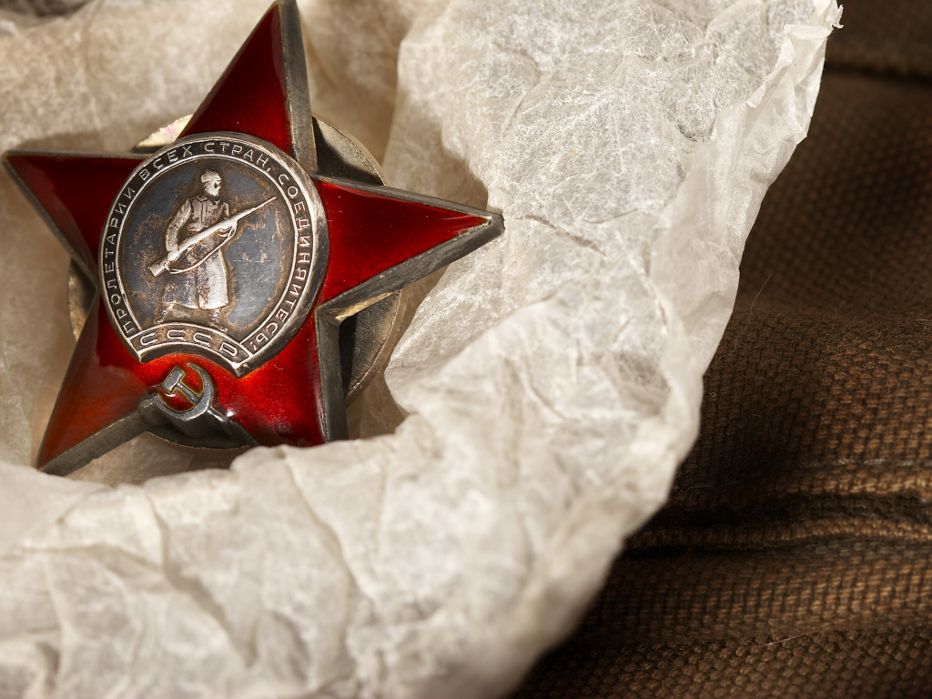 Значок со звездой лежит на бумаге 