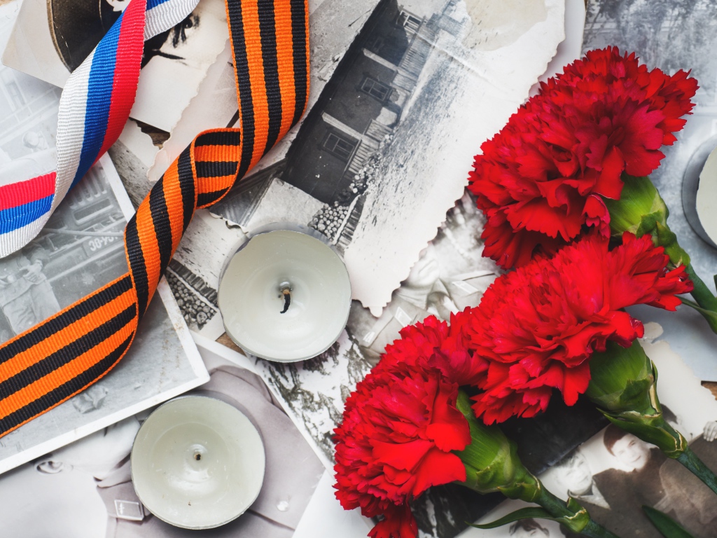 Три гвоздики, свечи и ленточки на старых фото на 9 мая День Победы